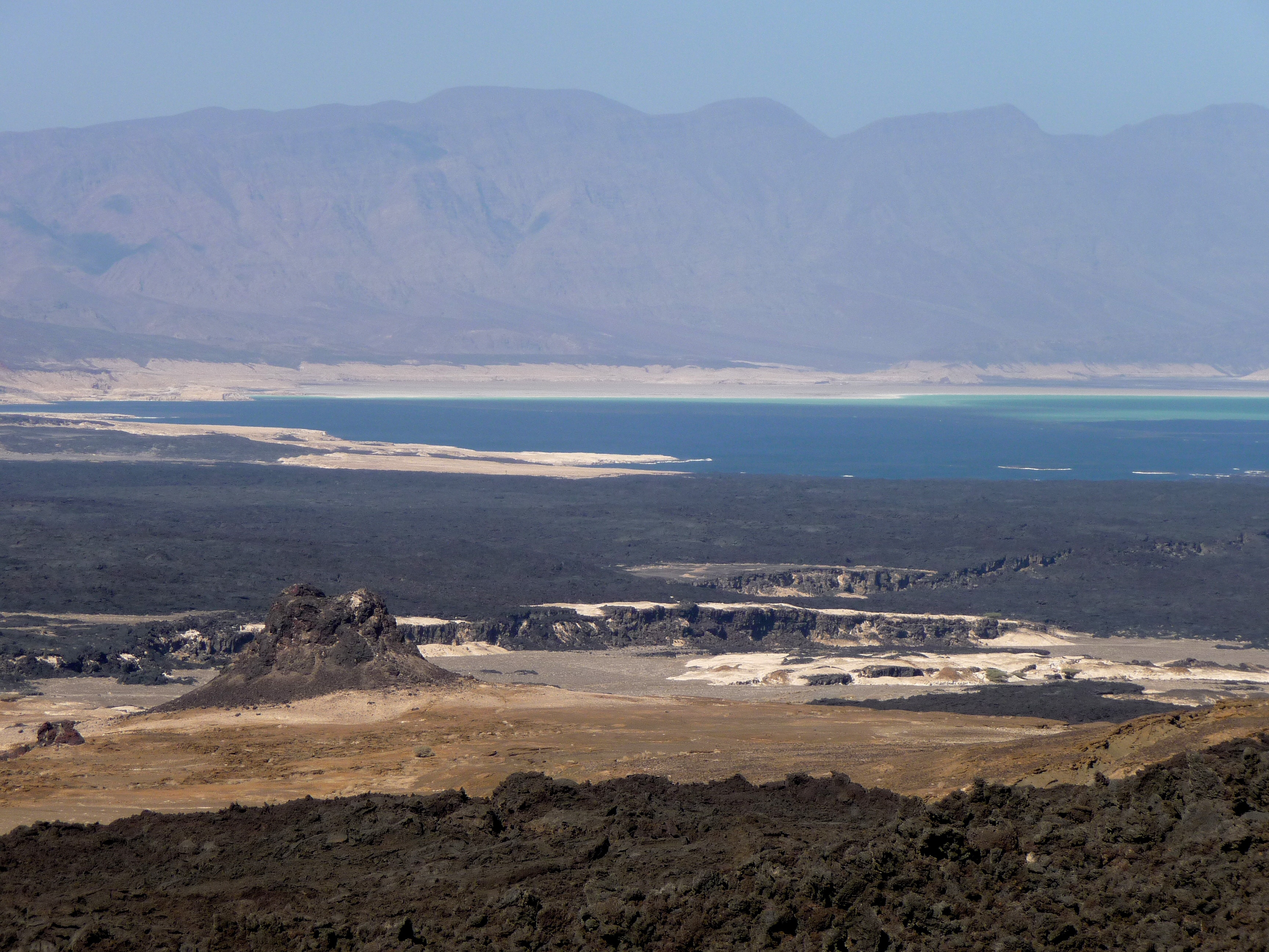 Hồ Assai (Djibouti): 52 độ C. Vào mùa đông nhiệt độ trung bình của nước hồ là 34 độ C.