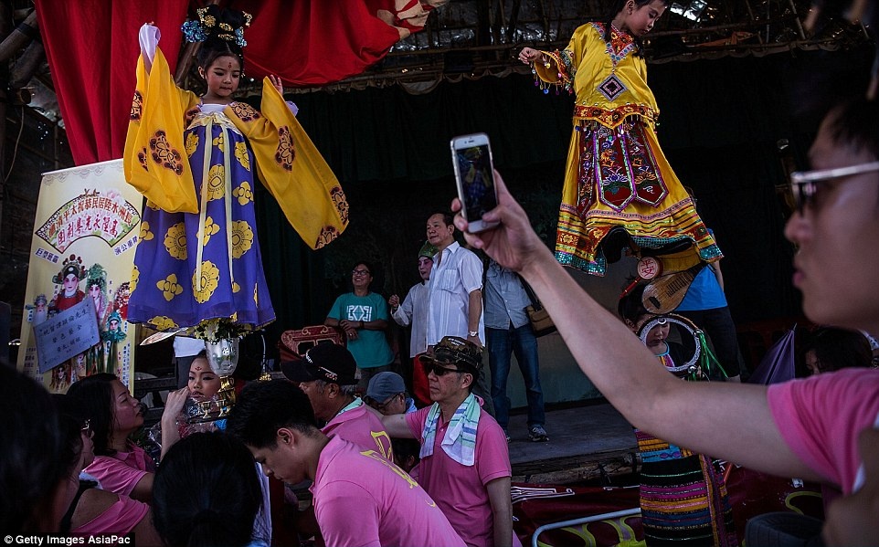 Các du khách quốc tế và trong nước đổ về Cheung Chau để hòa mình vào không khí sôi động.