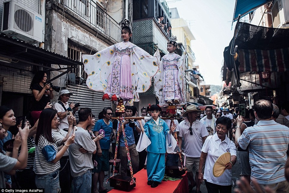 Lễ hội được tổ chức để tôn vinh thần Pak Tai, người đã cứu hòn đảo khỏi bệnh dịch.
