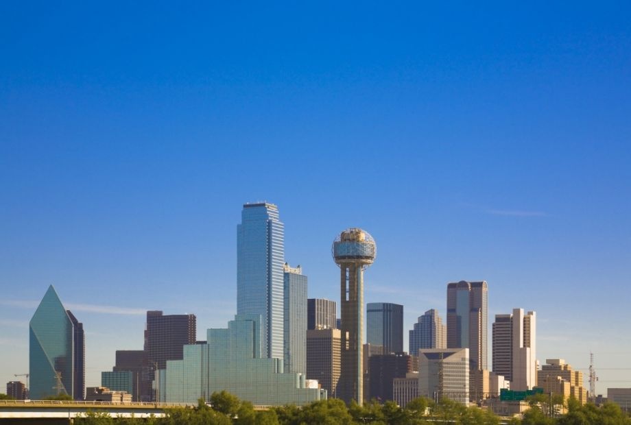 Dallas, Texas, Mỹ: Vào ngày 26 tháng 6 năm 1980, Dallas đạt nhiệt độ kỷ lục là 45 độ C, ngày hôm sau thời tiết vẫn ở mức nhiệt này. Vào tháng 7 mỗi năm, nhiệt độ trung bình của Dallas duy trì ở khoảng 35 độ C. Điều may mắn cho người dân là tại Dallas có rất nhiều khu giải trí trong nhà.