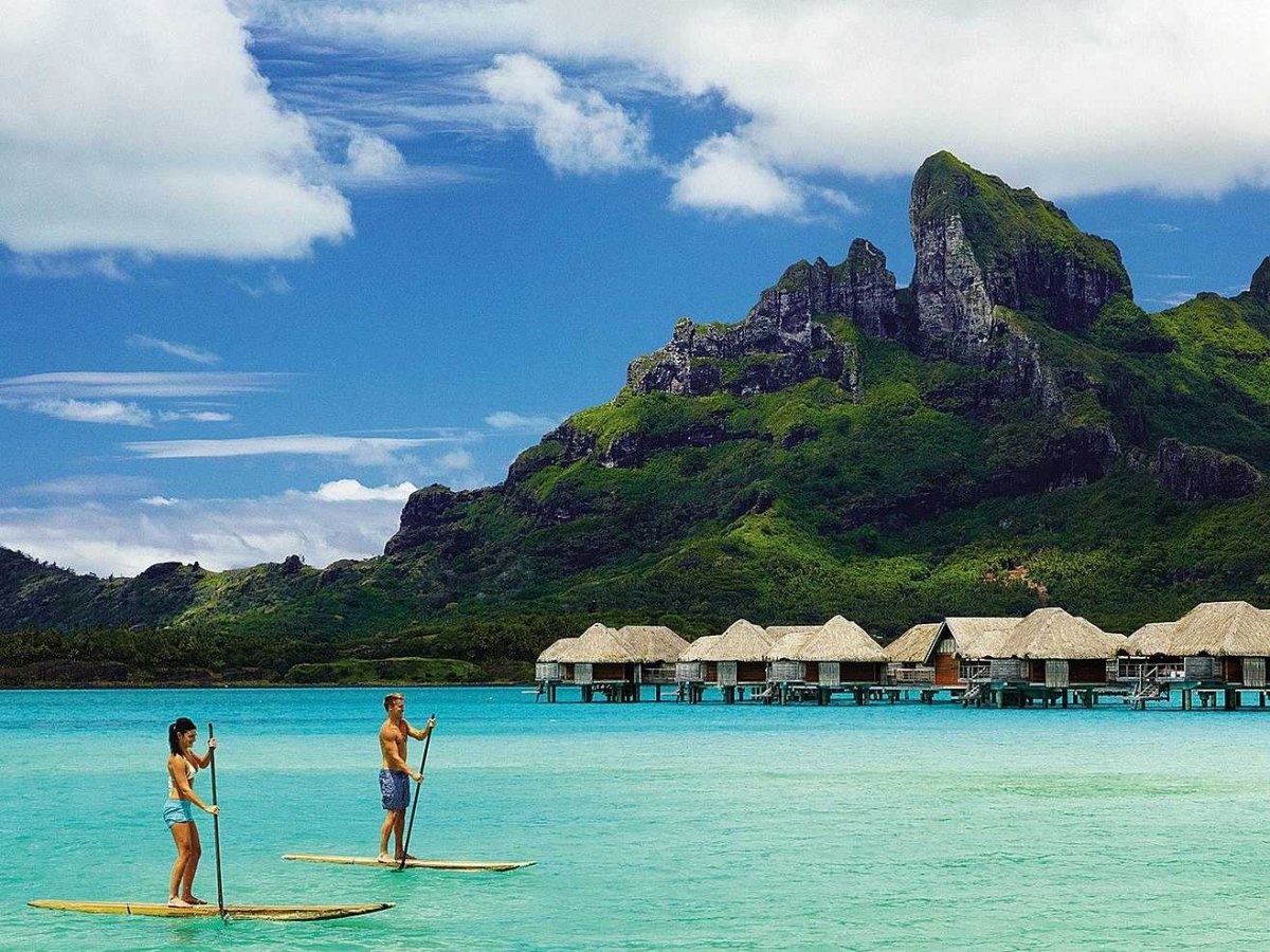 Thư giãn  tại căn lều nằm trên mặt nước của khu nghỉ dưỡng Four Seasons ở Bora Bora, nơi được Travel + Leisure đánh giá là một trong những resort tuyệt nhất thế giới.