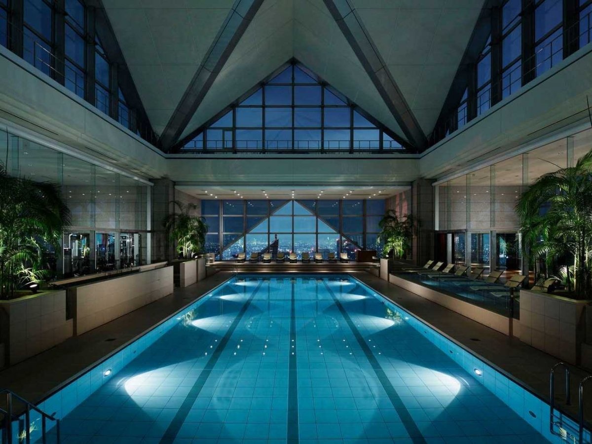 Ngắm nhìn Tokyo về đêm ở khách sạn Park Hyatt, Nhật Bản, nơi các phòng nằm từ tầng 41 trở lên. Khách sạn này từng xuất hiện trong bộ phim đình đám “Lạc lối ở Tokyo”.