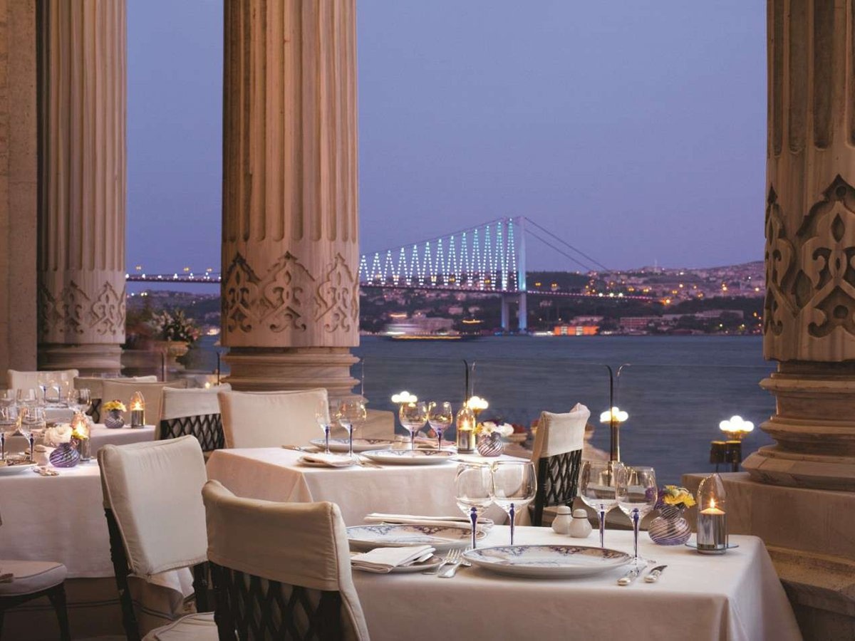 Ăn tối như một quốc vương ở Ciragan Palace Kempinski, Istanbul, Thổ Nhĩ Kỳ. Khách sạn này gồm hai tòa nhà: một cung điện thời Ottoman có nhà hàng phục vụ các món ăn truyền thống, một khách sạn hiện đại nằm sát bên.