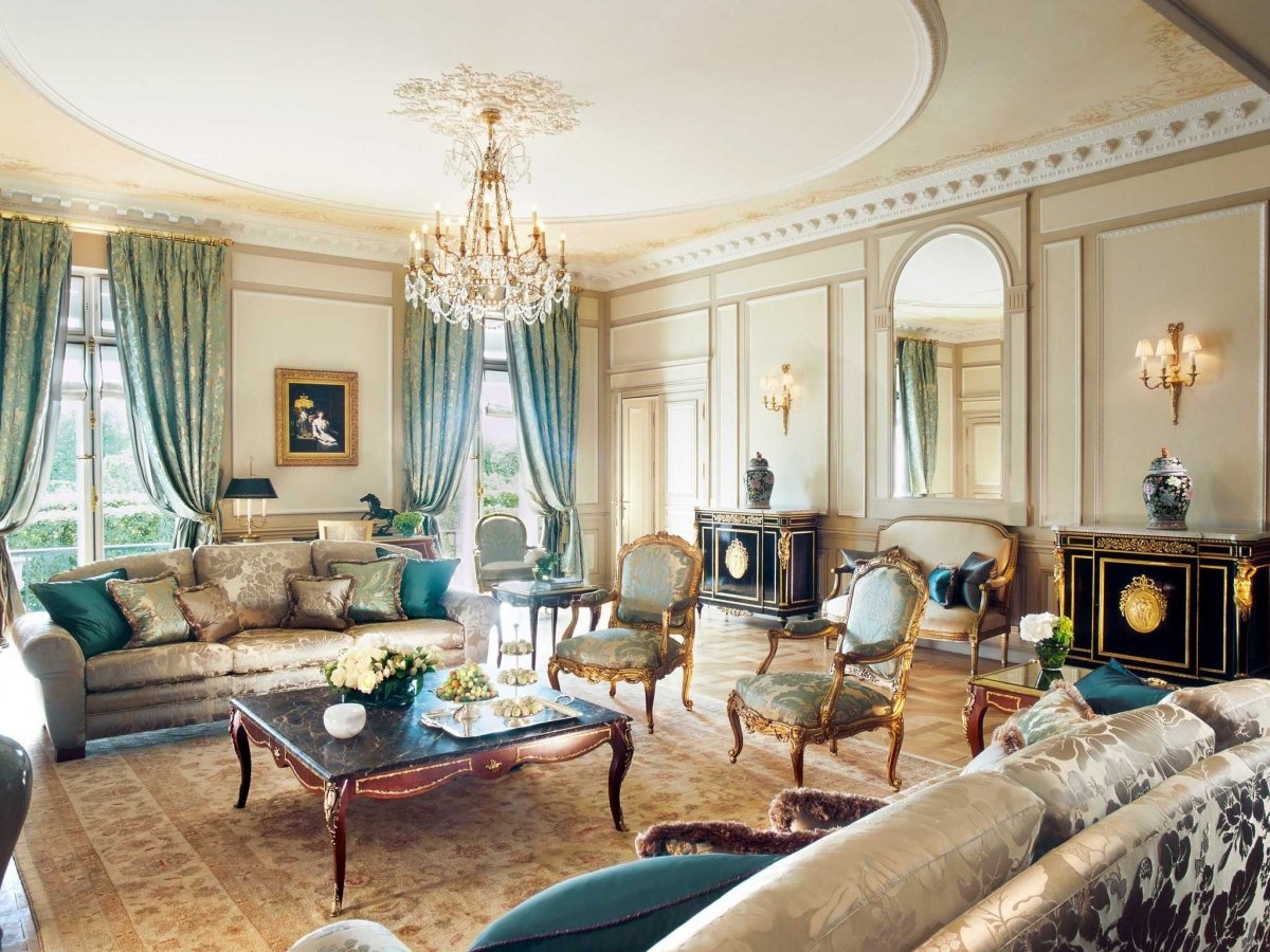 Nghỉ đêm lại Le Meurice, một trong những khách sạn nổi tiếng nhất Paris, Pháp. Khách sạn nằm cạnh nhiều bảo tàng nghệ thuật và nhìn ra vườn Tuileries.