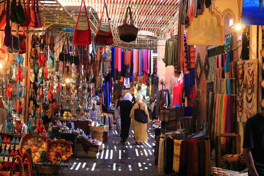 Marrakech, Morocco: Thành phố quyến rũ này là một trong những địa điểm du lịch nổi tiếng nhất thế giới. Tuy nhiên, nhiệt độ trung bình vào mùa hè của Marrakech lên tới 38 độ C,  với nhiều ngày 49-50 độ. Các du khách đến đây vào thời điểm này trong năm thường tranh thủ khám phá Marrakech vào sáng sớm và tối muộn để không phải chịu đựng cái nóng bỏng rát.