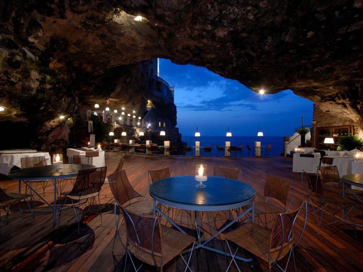 Ăn tối ở hang động đá vôi tại khách sạn Grotta Palazzese, Polignano a Mare, Puglia, Italy.