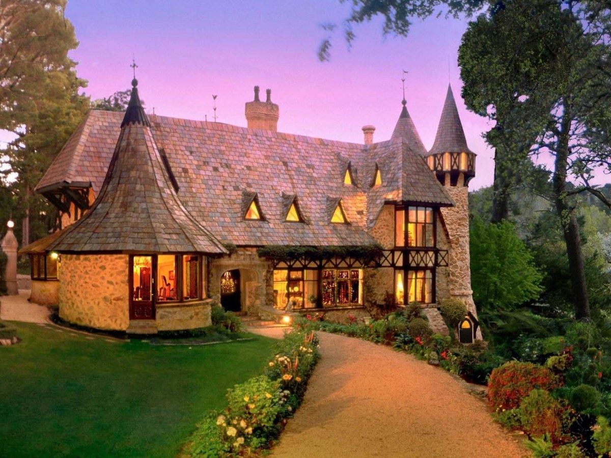 Nếm thử rượu vang ở khách sạn Thorngrove Manor ở Adelaide Hills, khu vực sản xuất rượu vang cổ nhất miền Nam Australia. Bạn sẽ có cảm giác như lạc vào một thế giới khác dù chỉ cách thành phố Adelaide nhộn nhịp khoảng 20 phút đi xe.