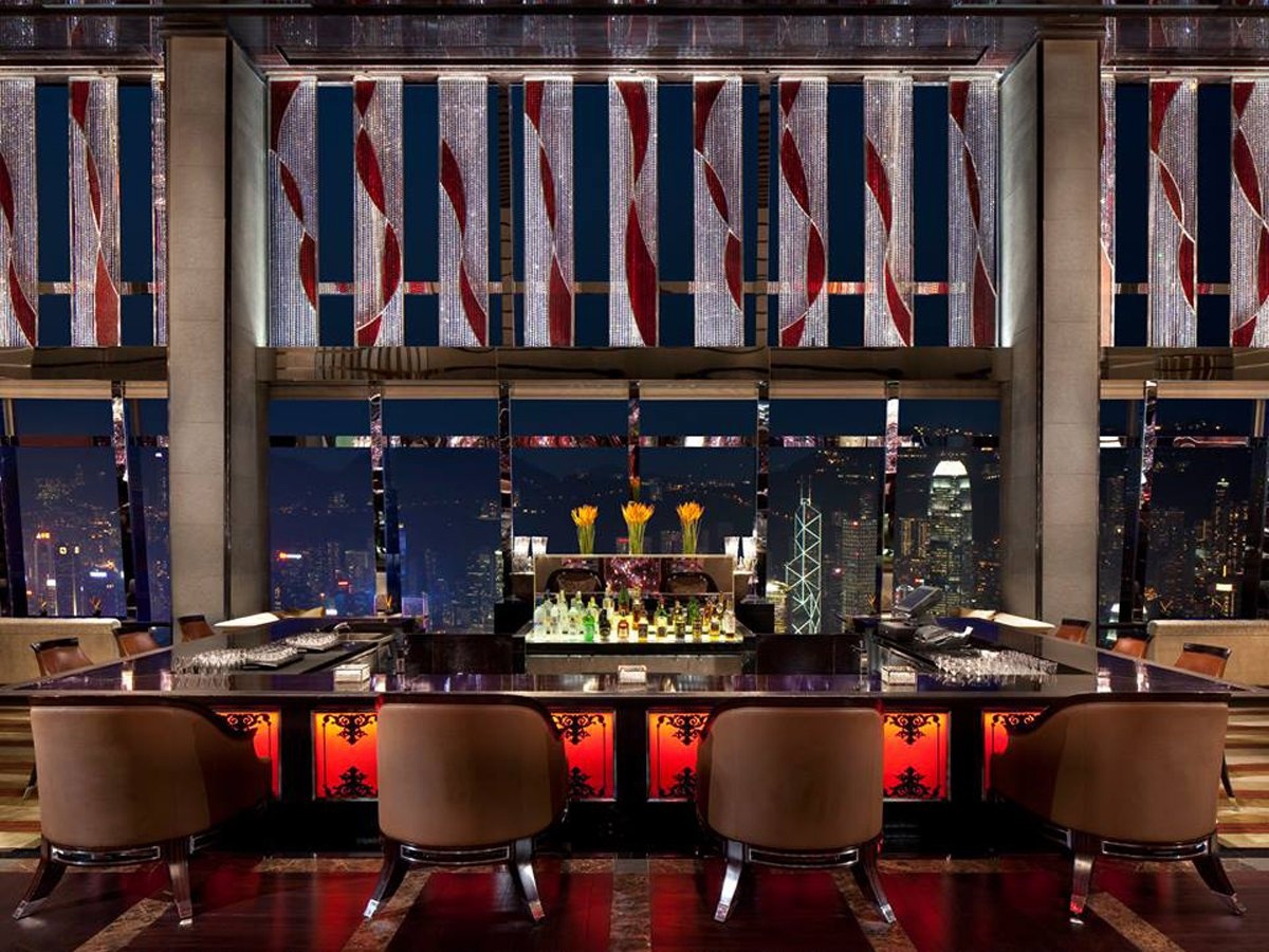 Chiêm ngưỡng vẻ đẹp lộng lẫy của Hong Kong ở Ritz-Carlton, một trong những khách sạn cao nhất thế giới.