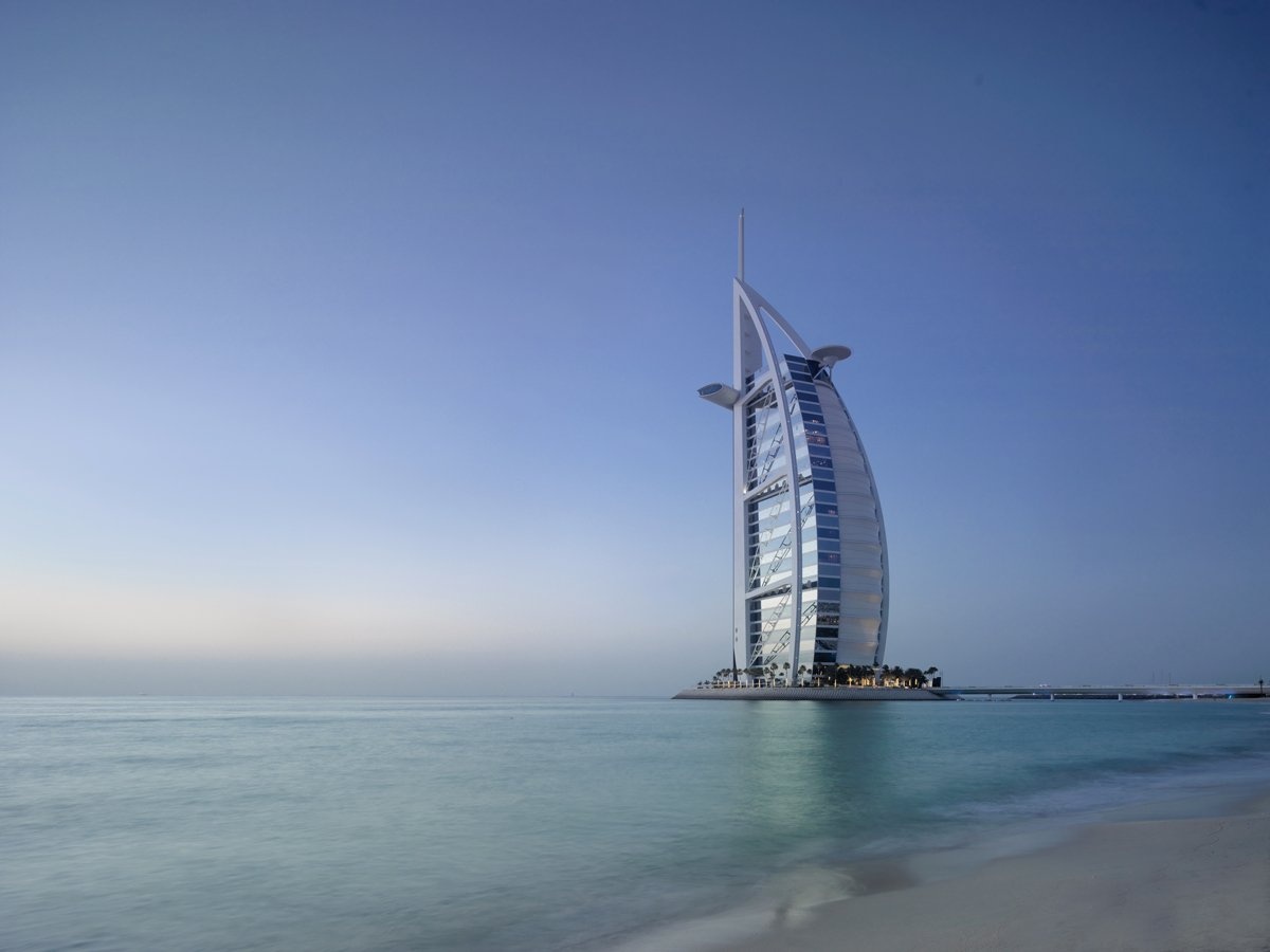 Nghỉ tại một trong những phòng ở tầng cao của Burj Al Arab -  khách sạn sang trọng nhất thế giới - tại Dubai.
