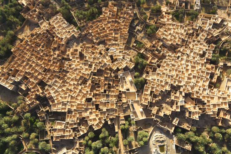 Ghadames, Libya:  Nhiệt độ trung bình vào mùa hè ở thành phố được công nhận là Di sản thế giới này lên tới 40,5 độ C. Điều may mắn là ốc đảo này có nước mát và bóng râm để xoa dịu cái nóng đã kéo dài hàng nghìn năm ở đây.