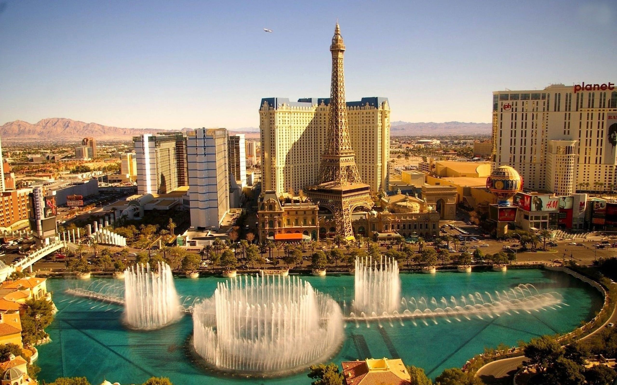 Las Vegas, Nevada, Mỹ: Một trong những lý do khiến cuộc sống về đêm ở Las Vegas sôi động đến thế là do thời tiết oi bức vào ban ngày. Nhiệt độ trung bình của thành phố này vào mùa hè là 40,5 độ C, với nhiệt độ kỷ lục là 47,5 độ C vào tháng 6/2013.