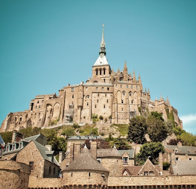 Bên cạnh đó, lâu đài Mont Saint-Michel còn là nguồn cảm hứng xây dựng nên tòa lâu đài trong phim hoạt hình