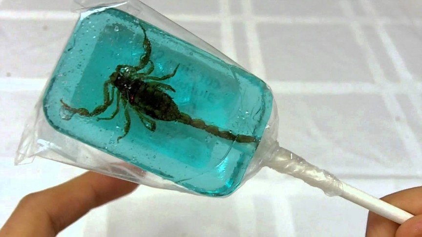 Bò cạp: Loại côn trùng nguy hiểm này là đặc sản được nhiều nước trên thế giới ưa chuộng. Bò cạp được rán giòn, ngâm rượu hoặc thậm chí là làm kẹo mút.