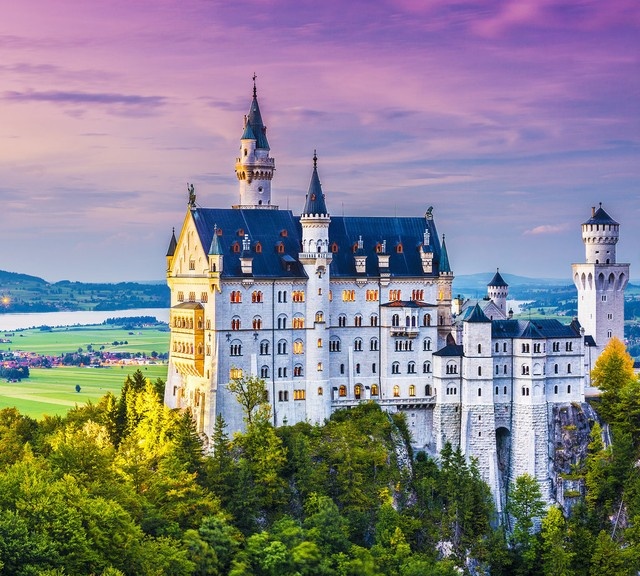 Bạn sẽ bất ngờ khi ghé thăm lâu đài Neuschwanstein ở Đức. Nơi đây không chỉ nổi tiếng bởi vẻ đẹp cổ tích huyền ảo, mà còn là nơi tạo cảm hứng cho hình ảnh tòa lâu đài trong bộ phim hoạt hình