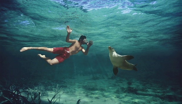 9. Coi thường dòng biển: Hãy cẩn thận khi xuống nước nếu có người bảo bạn không nên tắm ở đó dù sóng nhỏ, nếu không bạn sẽ bị họ cười vào mặt trong lúc các nhân viên cứu hộ lôi bạn bạn lên bờ sau khi bị dòng biển ngầm làm cho kiệt sức.