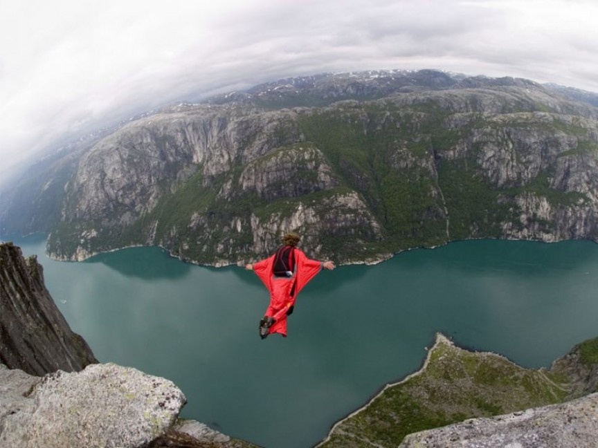 Troll Wall, Na Uy: Đã có ít nhất 8 người chết ở nơi này. Tuy nhảy dù tự do là hợp pháp ở Na Uy, nhưng điểm nhảy này thì bị cấm, do cứu hộ mất rất nhiều thời gian mới có thể đến chỗ người nhảy nếu họ gặp nạn. Năm 1984, Carl Boenish, cha đẻ của nhảy dù tự do, đã thiệt mạng ở đây sau khi lập kỷ lục nhảy từ địa điểm cao nhất lịch sử.