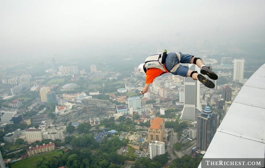 Tháp KL, Kuala Lumpur, Malaysia: Năm 1999, tháp KL đã trở thành “Trung tâm nhảy dù thế giới” khi cú nhảy đầu tiên được thực hiện tại đây. Kể từ đó, tháp là nơi diễn ra sự kiện nhảy dù trong đô thị lớn nhất với hơn 100 người tham dự. Suốt 4 ngày 3 đêm, họ lao ra khỏi đỉnh tháp từ độ cao 300 m trong cuộc thi tuyệt vời và thú vị nhất hành tinh.