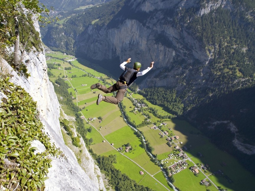 Thung lũng Lauterbrunnen, Thụy Sĩ: Những vách đá hùng vĩ này gây ra nhiều cái chết cho người mê nhảy dù hơn bất cứ đâu trên thế giới. Thung lũng có nhiều điểm nhảy nhìn xuống khung cảnh tuyệt đẹp. Hàng nghìn người đã đánh cược mạng sống với tử thần để được trải nghiệm cảm giác phấn khích tột độ ở đây.
