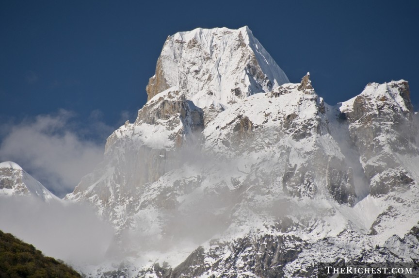 Đỉnh Meru Peak, Himalaya: Đây là nơi Glenn Singleman và Heather Swan thực hiện cú nhảy dù cao nhất từ điểm 6.604 m vào tháng 6 năm 2006. Họ mất 22 ngày để trèo lên đây trong cái lạnh khủng khiếp. Cú nhảy xuống kéo dài 2 phút với vận tốc 200 km/h trước khi nhảy dù. Bạn không nên thử địa điểm này, trừ khi bạn là người thích leo núi và liều mạng.