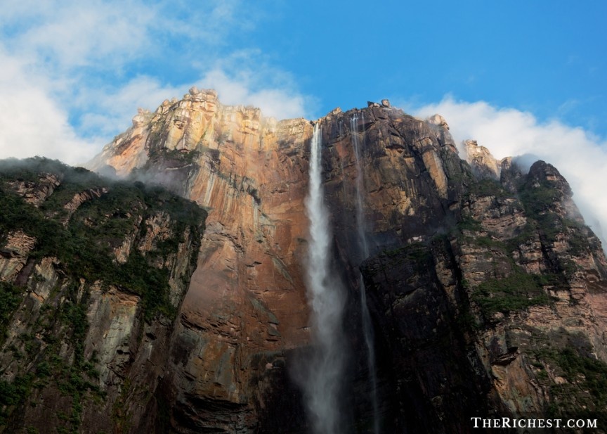 Thác Angel, Venezuela: Đây là thác nước cao nhất thế giới và cũng là địa điểm nhảy dù được nhiều người ưa thích. Tuy nhiên, bạn cần xin giấy phép để nhảy xuống từ độ cao gần 800 m này. Đồng thời, bạn phải thuê một hướng dẫn viên để đi bộ lên chân thác, sau đó trực thăng sẽ chở bạn lên đỉnh thác. Việc nhảy từ đây xuống khung cảnh tuyệt đẹp phía dưới không chỉ đầy phấn khích mà còn rất nguy hiểm.