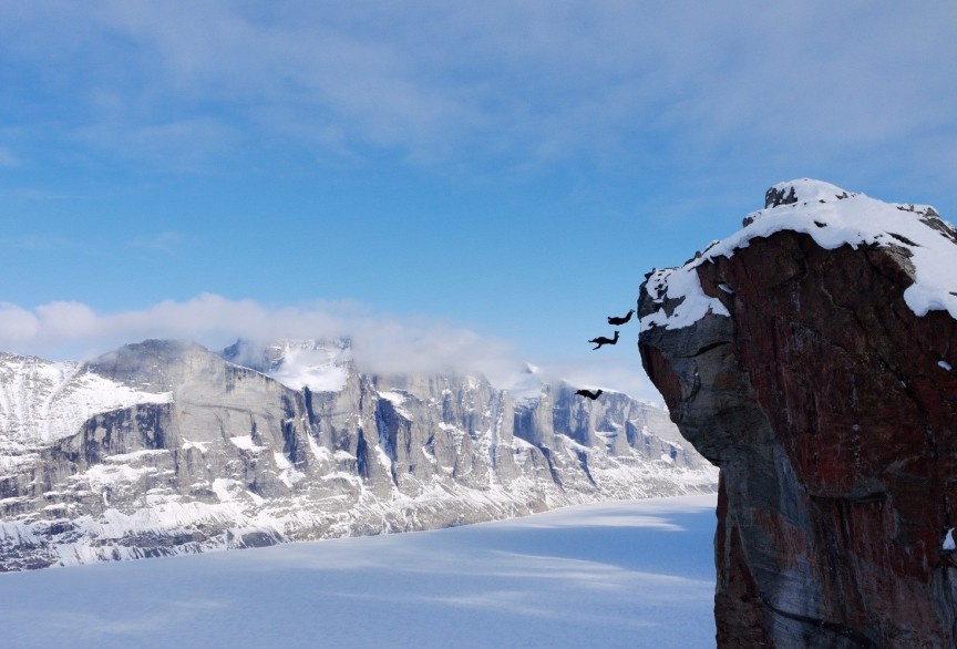 Đỉnh Thor, đảo Baffin, Canada: Ngọn núi mang tên thần sấm Thor đang giữ kỷ lục là nơi có vách đá dựng đứng cao nhất thế giới, lên tới 1.250 m. Những người mê nhảy dù từ khắp nơi trên thế giới đổ về đây để chinh phục đỉnh núi này dù đã bị cấm. Địa điểm nhảy dù nguy hiểm này nằm trong công viên quốc gia Auyuittuq và quãng đường lên đây không dễ dàng chút nào.Tượng Chúa Cứu Thế, Brazil: Nhảy dù từ bức tượng nổi tiếng này không chỉ phạm pháp mà còn rất nguy hiểm. Do độ cao so với mặt đất chỉ là 30 m, người nhảy chỉ có khoảng 1,5 giây để bung dù kịp thời. Người đầu tiên nhảy thành công từ tay của bức tượng là Felix Baumgartner, vận động viên nhảy dù người Áo, vào năm 1999. Tới nay anh là người duy nhất lên được đó và nhảy xuống mà không bị bắt.