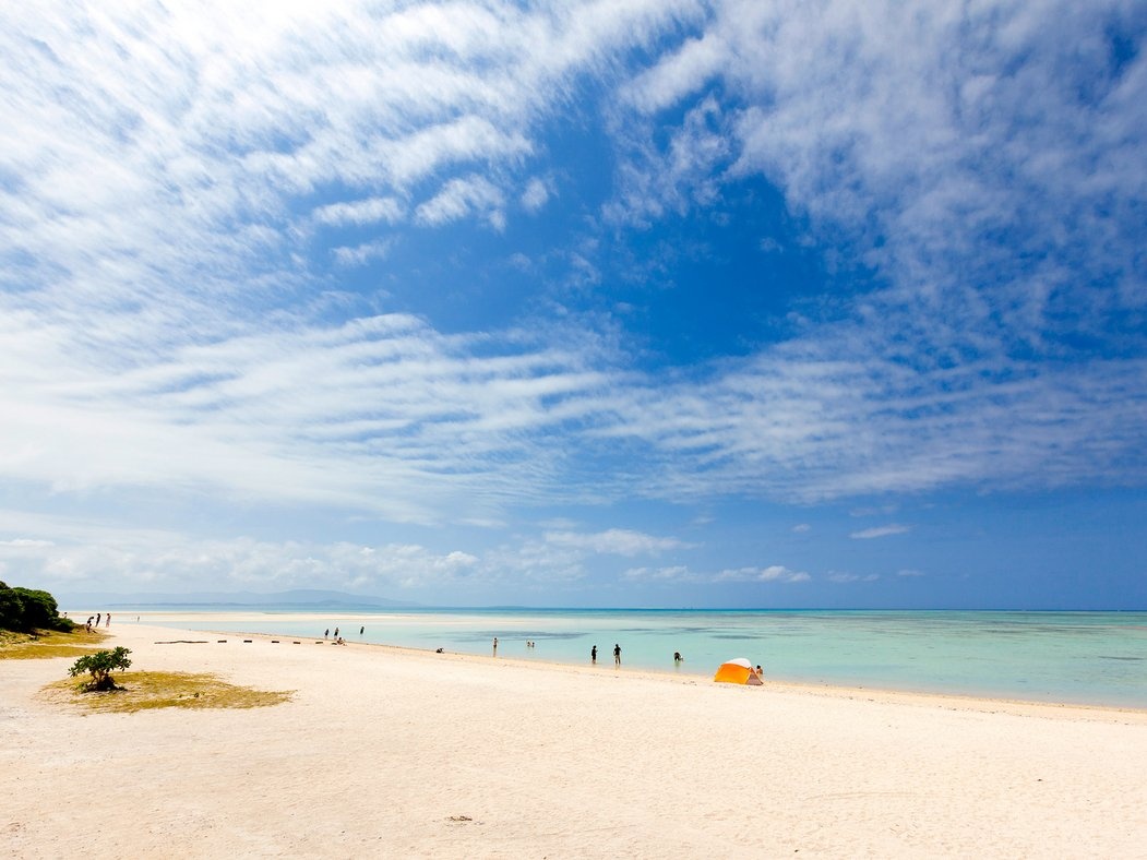 Bãi biển Kondoi, đảo Taketomi: Hòn đảo Taketomi nổi tiếng với kiến trúc Ryukyu, thẩm mĩ và phong cách sống được gìn giữ từ xa xưa. Trước khi thả mình xuống làn nước xanh biếc của bãi biển Kondoi, bạn nên thuê một chiếc xe bò để đi quanh làng với giá <abbr class=