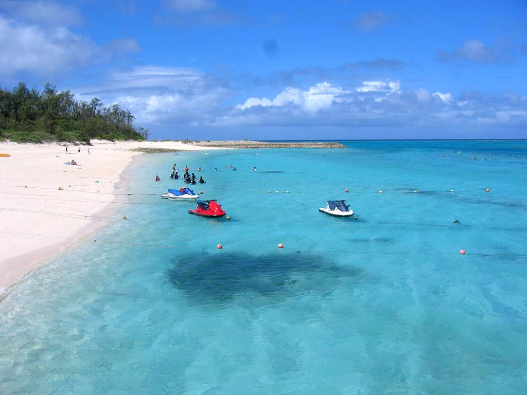 Bãi biển Minna,đảo Minna-jima: Nằm trên hòn đảo có hình trăng khuyết, bãi biểnMina là địa điểm yêu thích của những người thích bơi lặn. Với nhà vệ sinh, vòi sen công cộng, các quầy đồ ăn, dịch vụ cho thuê môtô nước và các khu nhảy dây thừng khiến Minna được nhiều gia đình lựa chọn. 