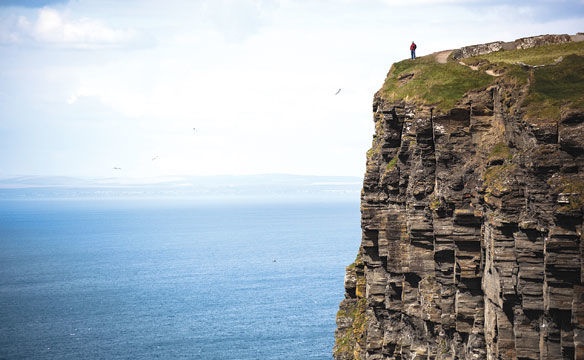 Mải chụp ảnh ngã khỏi vách đá, Mũi Douglas, Australia: Những ai có điện thoại hay máy ảnh đều từng làm điều dại dột để chụp được một bức ảnh hoàn hảo, từ đứng giữa đường tới chọc ghẹo động vật trong sở thú. Một nữ du khách người Australia đã rơi xuống và thiệt mạng trong lúc cố chụp một bức ảnh từ trên vách đá.