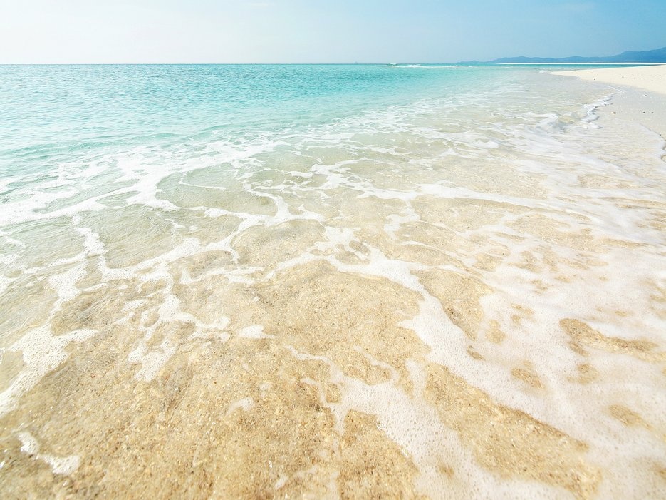 Bãi biển Hatenohama, đảo Kume: Du khách có thể tới dải cát dài hơn 6 km nằm ở phía đông thị trấn Kume này bằng thuyền từ cảng Tomari Fisherina. Bao quanh bởi một vòng san hô và các tảng đá, Hatenohama nằm giữa một vùng nước nông và hình thành sau hàng nghìn năm nhờ hoạt động của thủy triều. Tuy trên đảo không có cây cối nhưng bạn sẽ dễ dàng tìm được một chỗ nằm tắm nắng.