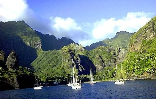 Án mạng trên đảo Fatu Hiva, Polynesia thuộc Pháp: Xác một du khách người Đức được tìm thấy trên đảo Fatu Hiva và báo chí đưa tin đây là một vụ ăn thịt người. Tuy nhiên, sau khi điều tra, thủ phạm chính là hướng dẫn viên người địa phương đưa du khách này đi săn dê. Anh ta không khai báo động cơ gây án. Sau đó hướng dẫn viên này còn dụ bạn gái của du khách vào rừng và tấn công cô, trước khi trốn tránh sự truy đuổi của cảnh sát nhiều tuần liền nhờ sự giúp đỡ của một số người dân trên đảo.