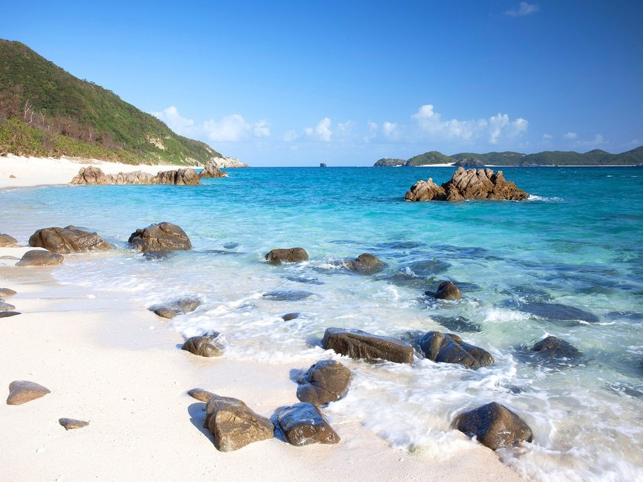 Bãi biển Nishibama, đảo Aka: Đảo Aka không thiếu những bãi biển đẹp, nhưng tuyệt nhất là Nishibama. Dải cát trắng chỉ dài hơn 1 km này khá vắng người. Bạn có thể lặn trong làn nước trong vắt, nằm dài trên bãi cát ngắm nhìn đảo Zamazi và đảo Amuro gần đó. Sau đó, bạn có thể theo cầu thang gỗ phía sau bãi biển lên đài quan sát trên cầu Nishibama.