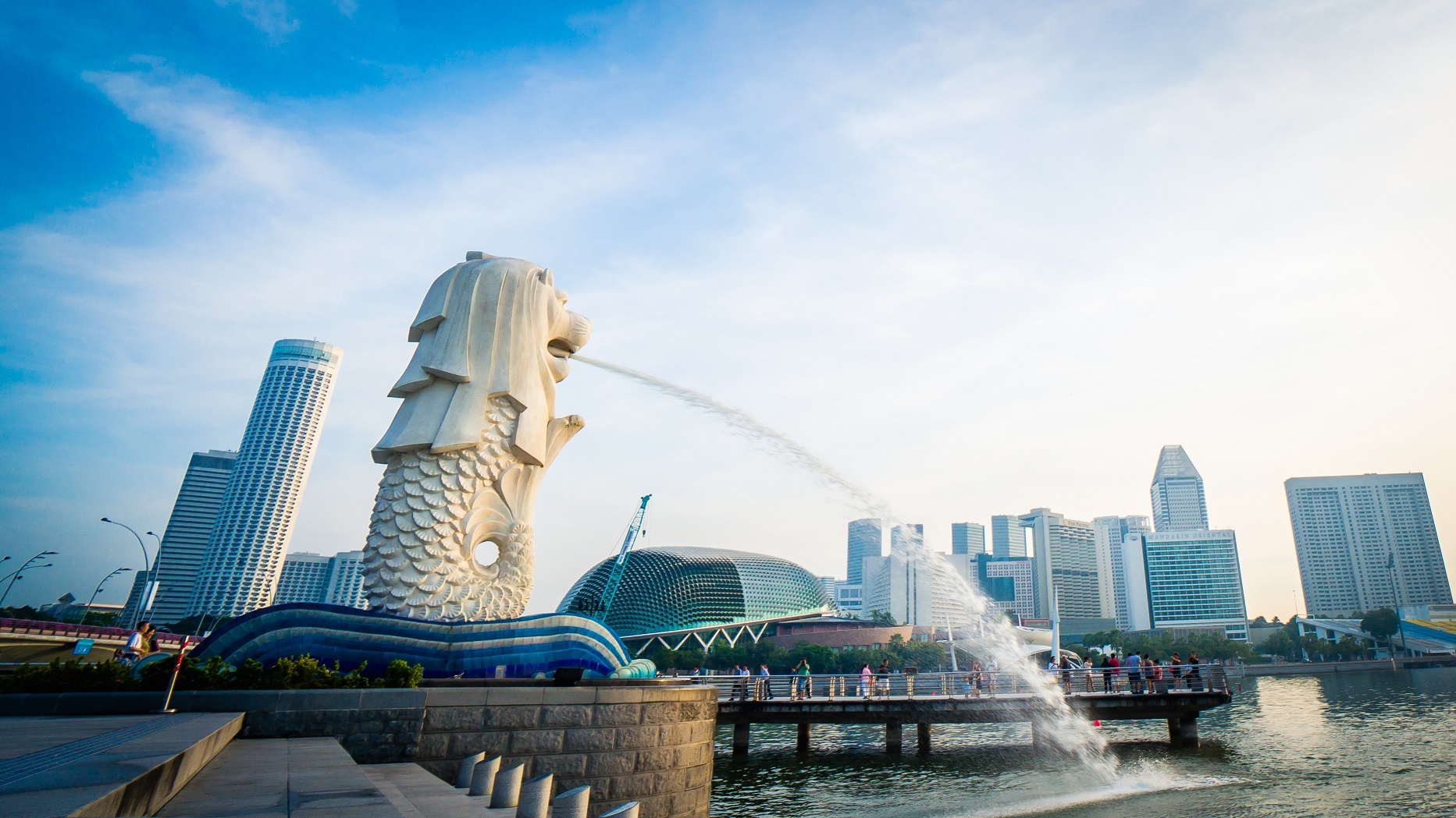 Công viên Merlion: Bức tượng Merlion nằm trong công viên rộng 2.500 m2 này có chiều cao 8,6 m và nặng 70 tấn. Bức tượng có đầu sư tử và mình các này là biểu tượng của Singapore.