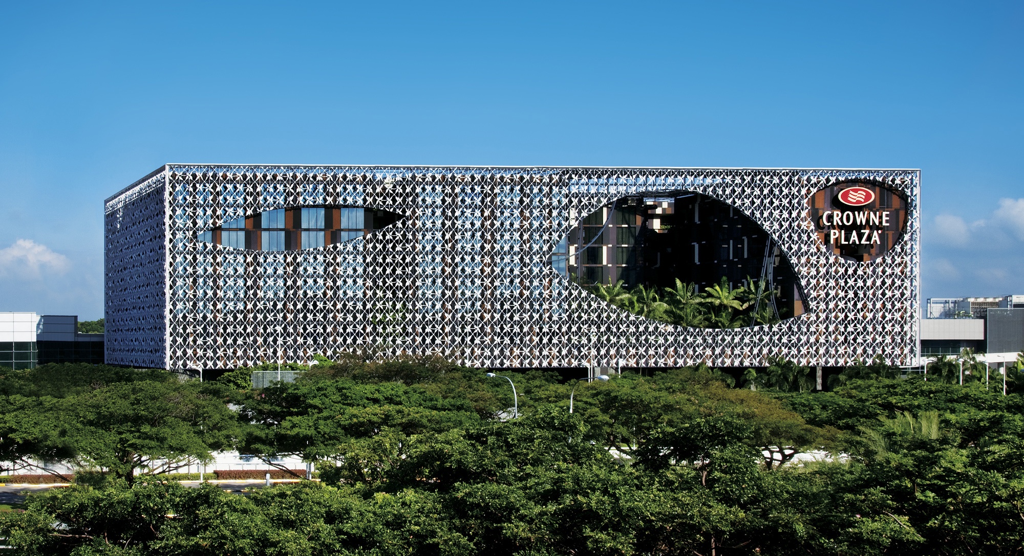 Khách sạn Crowne Plaza: Được bầu chọn là một trong những khách sạn sân bay tuyệt vời nhất thế giới, Crowne Plaze được nối với nhà ga số 3 của sân bay Changi qua một cây cầu và có Skytrain tới nhà ga số 1, số 2. Ảnh: Wikipedia.