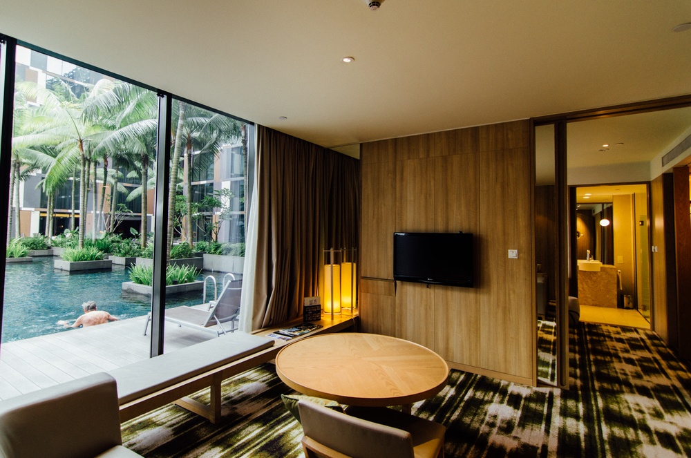 Bên ngoài, khách sạn này có thiết kế dạng chữ nhật ấn tượng, bên trong giống như một khu nghỉ dưỡng hạng sang với bể bơi nằm giữa khu vườn xanh mát. Ảnh: Theshutterwhale.