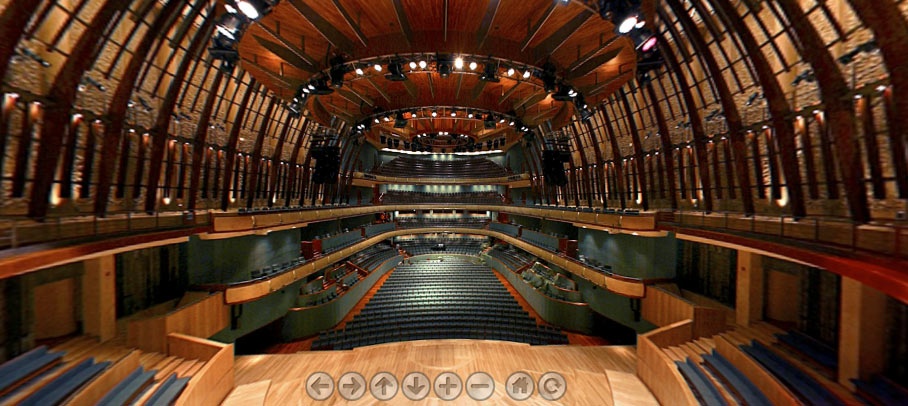 Esplande có một phòng hòa nhạc với 1.600 ghế và một sân khấu với sức chứa 2.000 người. Nhiều người nghĩ hình dáng của nhà hát này giống với sầu riêng, một loại quả nhiệt đới được ưa chuộng ở các nước Đông Nam Á.