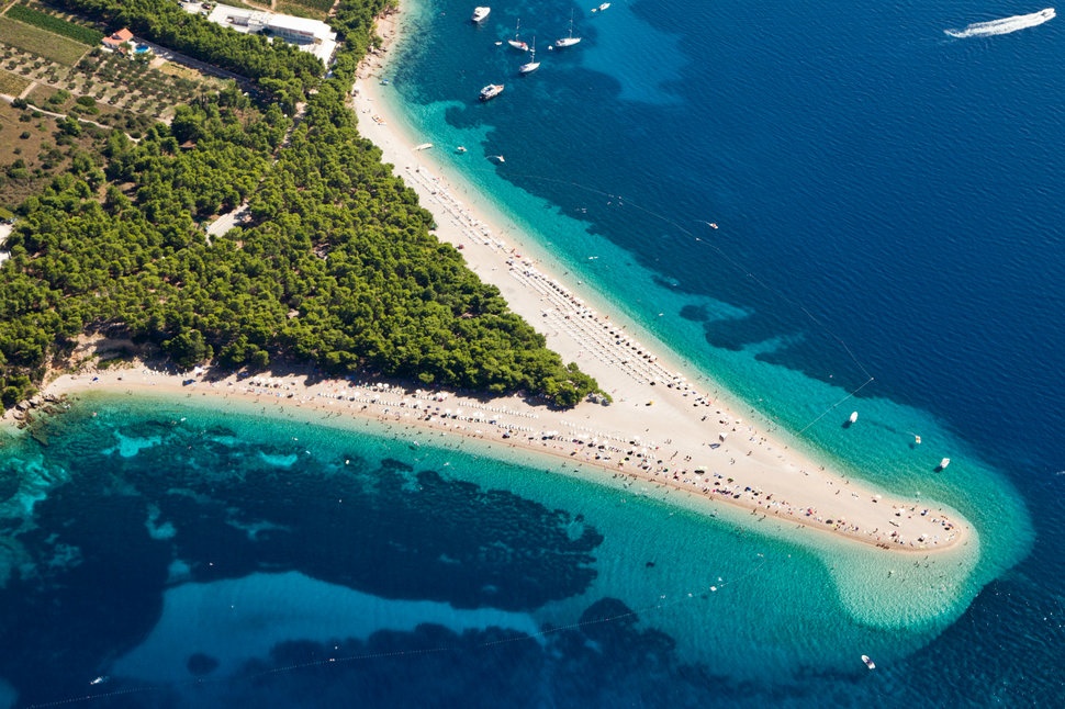 Bãi biển Zlatni Rat, Brač, Croatia: Làn nước xanh biếc và dải rừng thông giữa bãi cát trắng khiến Zlatni Rat là nơi được nhiều du khách chọn làm điểm đến. Ngoài ra, bãi biển này còn cho phép du khách được mình trần tắm nắng. Đây cũng là nơi yêu thích của những người mê lướt ván buồm. Bãi biển cũng thường xuyên thay đổi hình dạng theo sức mạnh của gió và dòng biển. 