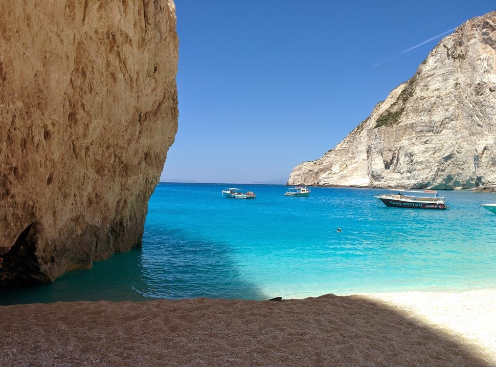 Bãi biển Navagio, Zakynthos, Hy Lạp: Du khách chỉ có thể tới bãi biển hẻo lánh này bằng tàu. Hàng năm Navagio đón hàng nghìn lượt khách nhờ bãi cát trắng mịn, làn nước trong tới khó tin và những vách đá vôi hùng vĩ.