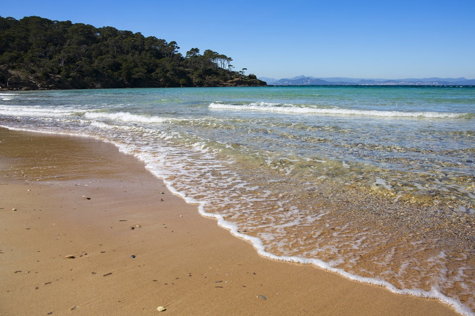 Bãi biển Plage Notre Dame, Porquerolles, Pháp: Pháp nổi tiếng là một địa điểm tắm biển hàng đầu thế giới, trong đó Plage Notre Dame ở đảo Porquerolles là bãi biển sáng giá nhất. Bạn có thể tận hưởng mùi thơm của những cây bạch đàn và thông vây quanh bãi biển. Hơn nữa, gần như toàn bộ đảo là công viên quốc gia nên không có tình trạng rác thải bừa bãi.