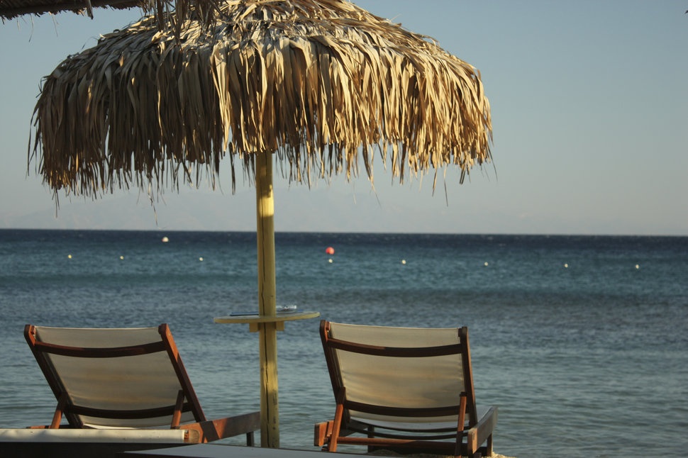 Bãi biển Paradise, Mykonos, Hy Lạp: Nếu Egremni là nơi trú ẩn cho những ai thích riêng tư thì Paradise dành cho người thích tiệc tùng. Những du khách trả tuổi đổ về đây vào mùa hè để tận hưởng cuộc sống ở những quán bar sát mặt biển, các hộp đêm sôi động và tiệc nhảy trên bãi biển trong ánh hoàng hôn. Đây cũng là một bãi biển cho phép khỏa thân.