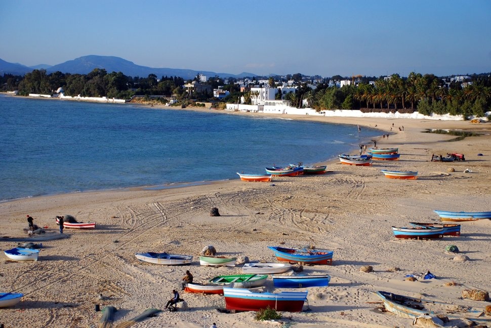 Bãi biển Hammamet, Hammamet, Tunisia: Nằm cách thủ đô của Tunisia khoảng 65 km, bãi biển Hammamet là điểm đến yêu thích của du khách quốc tế. Ngoài việc tắm nắng, bơi lội, bạn còn có thể cưỡi lạc đà đi dọc bãi biển.
