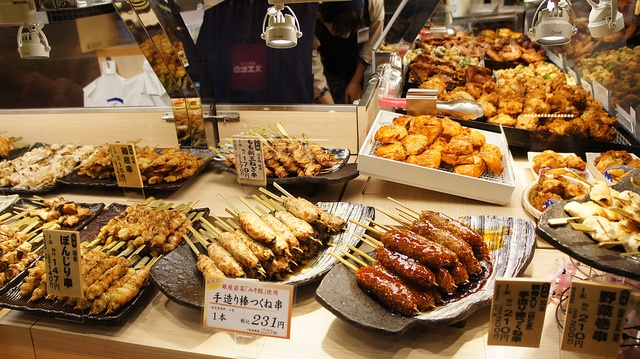 Đồ ăn siêu thị: Đồ ăn trong siêu thị thường không ngon lành gì, nhưng bạn sẽ mê mệt những món ăn của các siêu thị tại Tokyo như bánh ngọt, gà rán, tôm chiên xù... ngon không thua gì ở các cửa hàng. Ảnh: Flickr.