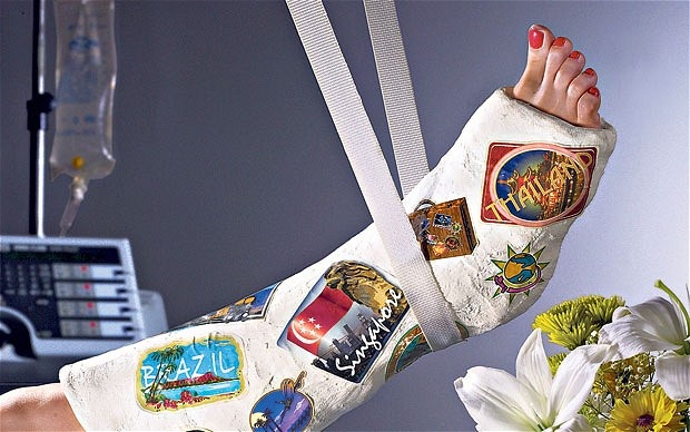 3. Không mua bảo hiểm: Nhiều người chủ quan cho rằng việc mua bảo hiểm khi đi du lịch là thừa thãi và tốn tiền vô ích. Tuy nhiên, hãy cân nhắc cẩn thận vì không ai lường trước được điều gì sẽ xảy ra, nhất là khi bạn tới một vùng đất mới hoặc tham gia những hoạt động mang tính mạo hiểm như nhảy dù, lướt sóng, lặn biển... Ảnh: Moonlight-mile.