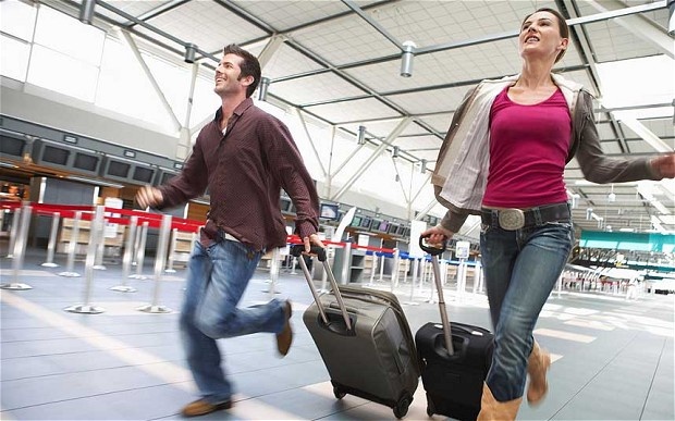 9. Đặt các chuyến bay nối tiếp quá sát giờ: Kể cả bạn đã quá quen thuộc với sân bay này và có thể dễ dàng di chuyển giữa các khu vực, tốt nhất vẫn nên chừa một khoảng thời gian nhất định cho những sự việc phát sinh. Đừng đặt những chuyến bay nối tiếp chỉ cách nhau chưa đầy 1 tiếng đồng hồ. Ảnh: Telegraph.