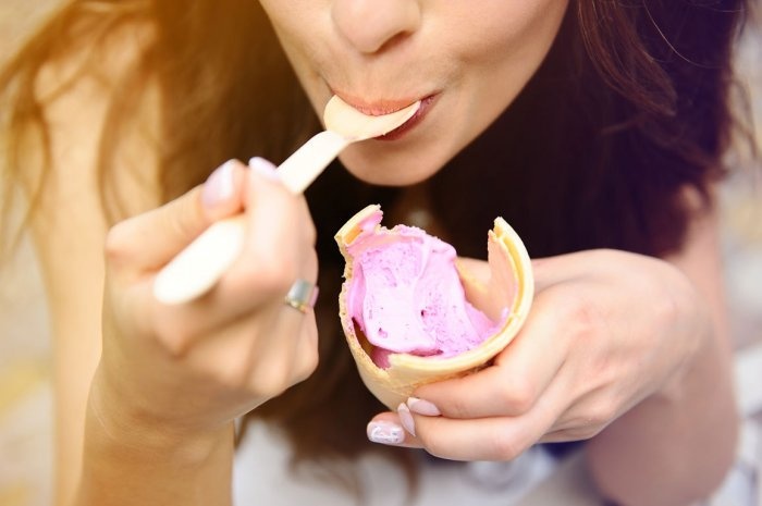 Đồ lạnh: Các đồ ăn đông lạnh, để rã đông rồi lại làm lạnh dễ bị hỏng và chứa nhiều vi khuẩn có hại. Hãy thận trọng với đá lạnh bạn cho vào nước hay cà phê, đặc biệt ở những vùng không có nước sạch.