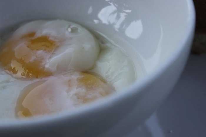 Trứng sống hoặc lòng đào: Khi ăn trứng sống hoặc lòng đào ở nhà, bạn đã có nguy cơ mắc phải một số bệnh do khuẩn Salmonella. Trong môi trường lạ, nguy cơ này còn tăng cao hơn. Do đó, hãy dặn người nấu luộc hoặc rán trứng thật kỹ nếu bạn muốn ăn khi đi du lịch.