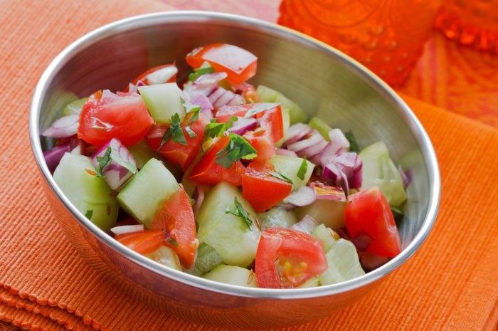 Rau sống: Hầu hết các cuốn sách hướng dẫn du lịch đều khuyên bạn bỏ qua món rau trộn khi đi du lịch nước ngoài. Nguyên nhân là do nguồn nước dùng để rửa cũng như nơi tích trữ rau, bởi nhiều nơi không để rau vào tủ lạnh. Phần lớn các loại rau ăn lá đều mọc sát mặt đất, khiến việc nhiễm bẩn trở nên dễ dàng. Do đó bạn chỉ nên ăn rau đã được nấu chín và khi còn nóng.