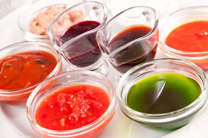 Các loại nước sốt và gia vị: Thật khó lòng ăn ngon miệng khi không dùng thêm tương ớt, xì dầu và các loại nước sốt khác để gia giảm cho hợp khẩu vị, tuy nhiên bạn nên tránh những loại sốt có thành phần là nước hoặc rau tươi.