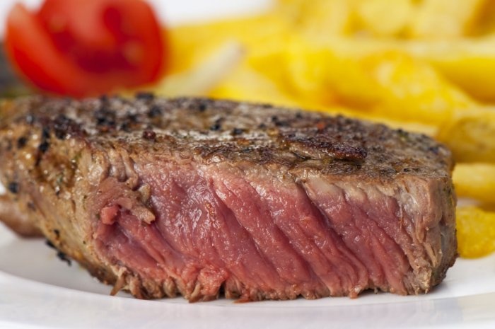 Các loại thịt, hải sản sống hoặc tái: Những món như hàu sống, thịt bò tái thật hấp dẫn, nhưng bạn nên kiềm chế bởi chúng có nguy cơ chứa nhiều vi khuẩn có hại và các loài giun sán. Tốt hơn hết là bạn chỉ nên ăn những gì đã được nấu chín kỹ.