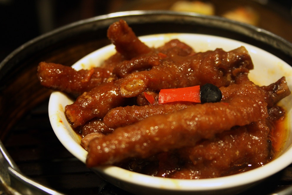 Feng Zhao (Chân gà): Những chiếc chân gà giòn dai rưới một loại nước tương đặc biệt rất hợp để ăn vào những ngày mát trời.