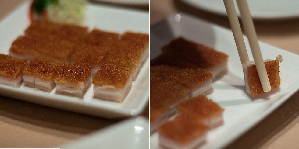 Siu Yuk (Lợn quay): Thịt lợn quay được thái vuông và chấm với nước sốt chua ngọt lạ miệng và rất dễ ăn. Vị ngọt của thịt nạc hòa quyện với vị bùi của lớp mỡ và phần bì giòn tan khiến Siu Yuk được nhiều người yêu thích.